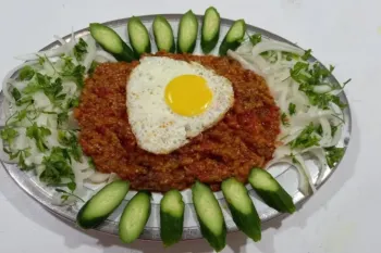 دستور پخت میرزا قاسمی خانگی که طعمش از کباب هم بهتره، با یه ترفند ساده