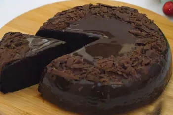 طرز تهیه کیک شکلاتی خانگی بدون آرد، تخم مرغ و فر، فقط با مواد ساده