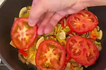 طرز تهیه غذای سریع قارچ و گوجه، با پنیر پیتزا و نتیجه دلپذیر