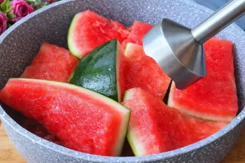 دیگه پوست هندوانه رو دور نریز! این خوراکی خوشمزه با پوست هندوانه درست میشه
