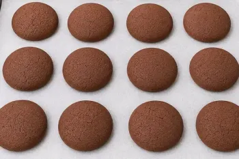 طرز تهیه بیسکویت شکلاتی فوری بدون قالب فقط با یک تخم مرغ