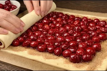 طرز تهیه شیرینی خوشمزه با خمیر هزار لایه و گیلاس
