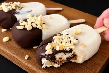 طرز تهیه بستنی اسنیکرز خونگی بدون شکر که چاقت نمیکنه