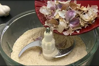 پوست سیر را هدر ندهید! طرز تهیه چاشنی خوشمزه برای هر غذایی