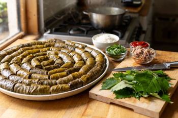 طرز تهیه دلمه برگ مو مجلسی با روش صحیح پیچیدن بدون باز شدن