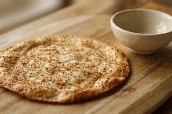 طرز تهیه نان کره ای تبریز با مغزی زعفرانی و رویه کنجدی