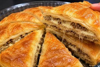 طرز تهیه بورک لایه ای و ترد با خمیر بدون وردنه در خانه