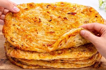 آموزش کامل طرز تهیه نان پیازی سنتی خوشمزه و ترد در خانه