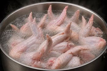 طرز تهیه بال مرغ سوخاری ترد بدون سرخ کردن در روغن؛ دستور پخت ویژه و آسان