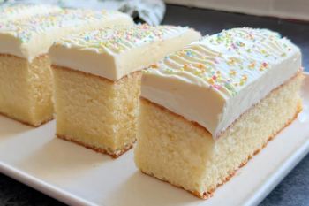 طرز تهیه کیک وانیلی با کرم پنیری؛ عصرانه ای ساده و خوشمزه
