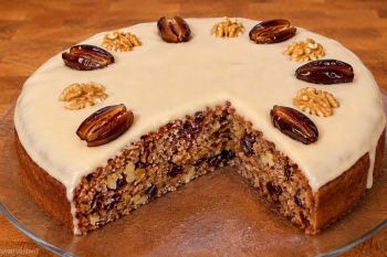 طرز تهیه کیک خرمایی کاراملی با بافت فوق العاده نرم و خیس