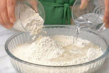 طرز تهیه شیرینی ترد خانگی فقط با آرد و آب؛ بدون فر و بدون تخم مرغ در ۵ دقیقه!