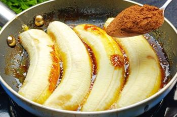 طرز تهیه کیک موزی شکلاتی تابه ای بدون نیاز به فر؛ فقط با یک عدد تخم مرغ