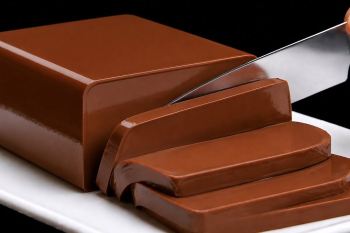 فقط با شیر و پودر کاکائو! طرز تهیه دسر شکلاتی بدون فر و ژلاتین در ۵ دقیقه