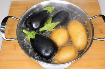 راهنمای تهیه کوکوی بادمجان و سیب زمینی آب پز بدون روغن