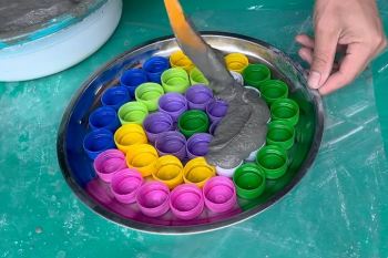 آموزش ساخت گلدان دکوراتیو با درب بطری و سیمان