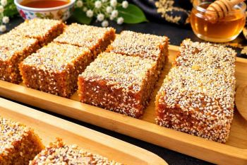 طرز تهیه شیرینی معسل کنجدی ؛ بافتی ترد و عسلی بدون خرد شدن