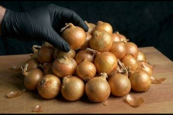 طرز تهیه پیاز کبابی و کاراملی تنوری در فر؛ پیش غذای ارزان