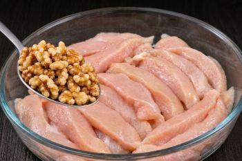 طرز تهیه مرغ ارمنی با گردو؛ غذای سریع و متفاوت