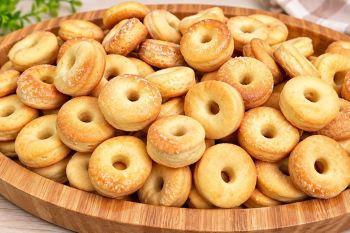 طرز تهیه بیسکویت حلقه ای ترد خانگی برای چای عصرانه