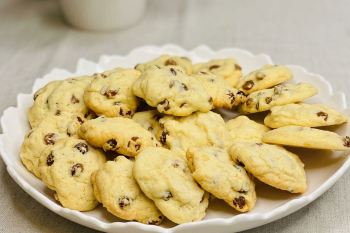 طرز تهیه شیرینی کشمشی بازاری ترد و خوشمزه در منزل