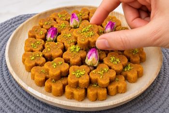 طرز تهیه شیرینی نخودچی رژیمی بدون شکر، بدون روغن با خرما