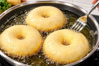 طرز تهیه پیراشکی سیب زمینی پفکی و پنبه ای در تابه