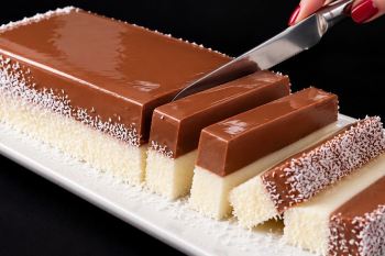 طرز تهیه دسر یخچالی ۵ دقیقه ای دورنگ بدون آرد و ژلاتین