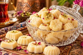 دیگه با چای قند نخور! طرز تهیه آبنبات شیری کاراملی در خانه