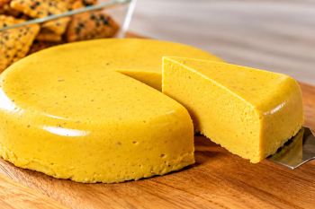 طرز تهیه پنیر زرد پرچرب بدون نیاز به لبنیات