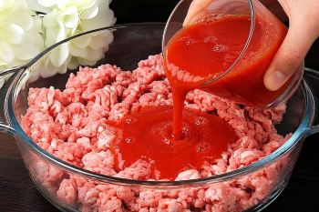 نحوه ۲ برابر کردن گوشت چرخکرده با ۱ لیوان آب گوجه فرنگی
