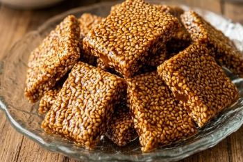 طرز تهیه سوهان کنجدی ترد و کاراملی مناسب چای و قهوه