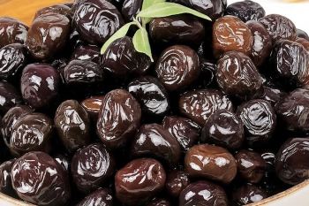 طرز تهیه و شیرین کردن زیتون سیاه در دبه پلاستیکی برای زمستان