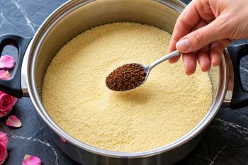 طرز تهیه دسر قهوه و سمولینا در ۵ دقیقه بدون فر، شیر و تخم مرغ