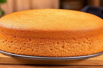 طرز تهیه کیک اسفنجی ۳ قلمی بدون روغن، شیر و بکینگ پودر