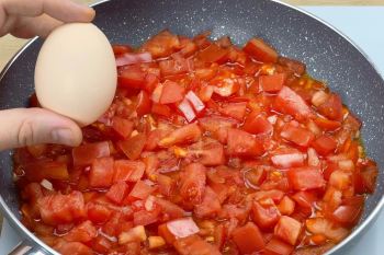 طرز تهیه املت مدیترانه ای با گوجه فرنگی و پنیر کش دار ۵ دقیقه ای در تابه