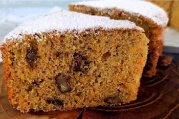 طرز تهیه کیک هویج و گردو خوش عطر، ساده و مناسب عصرانه های پاییزی