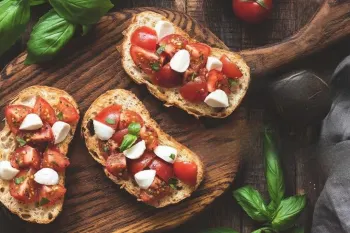 طرز تهیه بروسکتای کدوسبز یک غذای ساده و سالم ایتالیایی