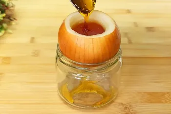 طرز تهیه معجون طبیعی برای درمان سرفه و پاکسازی ریه ها با پیاز و عسل