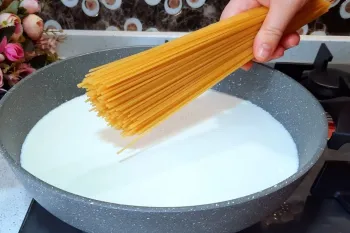 طرز تهیه متفاوت ماکارونی با شیر خاص و با طعمی دل پذیر