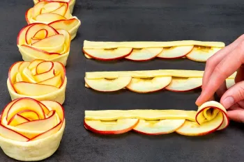 طرز تهیه یک دسر خوشمزه و خوش عطر با ترکیب سیب و دارچین