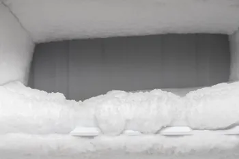 یک روش برای خلاص شدن از یخ و برف انباشته شده در فریزر برای همیشه و بوی بد یخچال