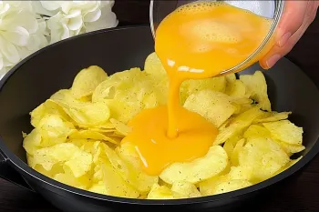 طرز تهیه یک صبحانه فوری با چیپس و تخم مرغ؛ خوشمزه تر از چیزی که فکر می کنید!