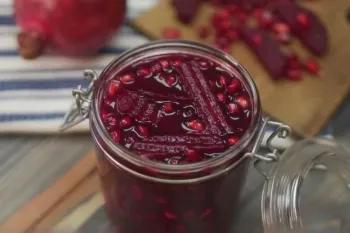 طرز تهیه ترشی لبو و انار یک چاشنی سالم و خانگی