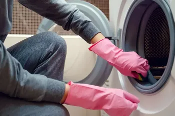 آموزش کامل جرم گیری لباسشویی؛ چرا بوی بد می گیره و چطور برطرفش کنیم؟