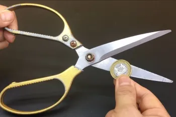 «ترفند حیرت انگیز تیز کردن قیچی بدون ابزار؛ فقط با یه سکه!»