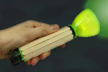 «آموزش ساخت چراغ قوه خانگی با چوب بستنی و بطری پلاستیکی»