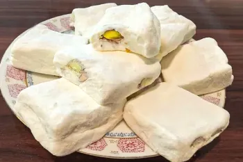 طرز تهیه گز آردی خانگی آسان / با دو تا تخم مرغ و کمی شکر