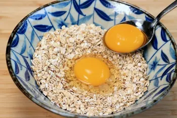 دستور یک صبحانه ۵ دقیقه ای / با ۱ پیمانه جو دوسر و ۲ تا تخم مرغ