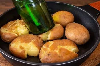 فقط با سیب زمینی و یک بطری! در ۱۰ دقیقه کل خانواده ام را غذا دادم